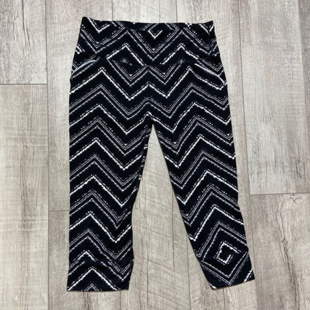 Athleta M Women’s Zig Zag Relay Capri Cropped Workout Gym Leggings Black 983259